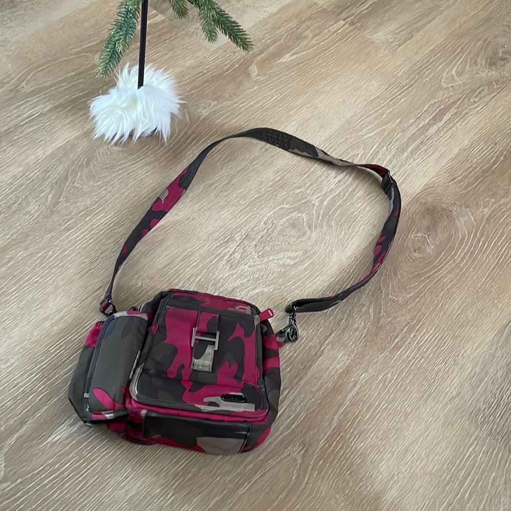 Lug Can CanCamo Pink Infinity Collection Crossbody/F… Gem